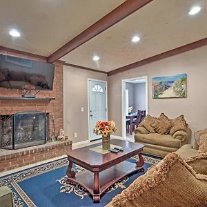 Holiday home Updated With Yard - Near River Street!